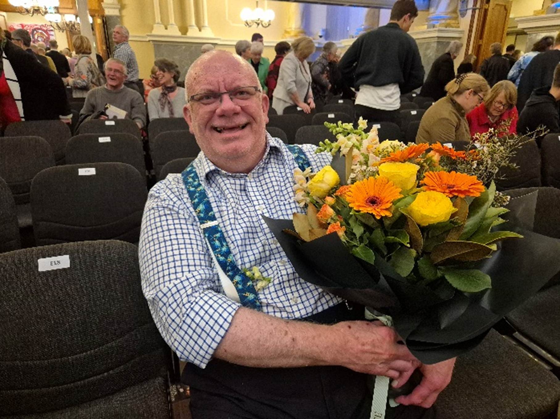 A person holding flowers in a room

AI-generated content may be incorrect.